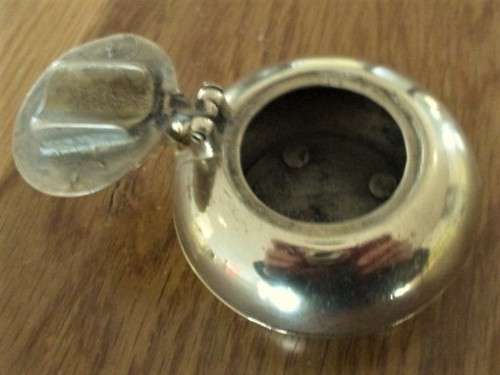 TINY COLLECTABLE  - A VINTAGE SOLID BRASS PORTABLE ASHTRAY