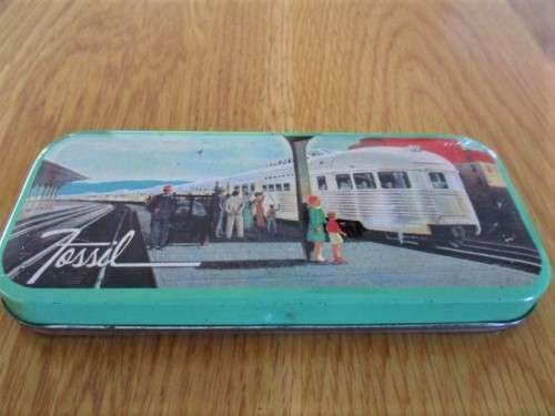 A COLLECTABLE 1991 FOSSIL WATCH TIN