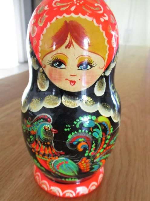 BEAUTIFUL RUSSIAN 5 PIECE HAND PAINTED MATRYOSHKA NESTING DOLL SET WITH EXOTIC BIRD AND FLOWERS