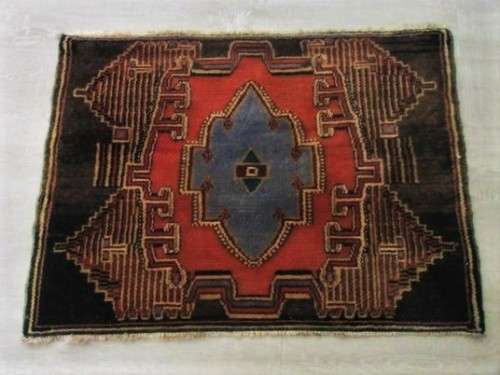 A STUNNING VINTAGE HAND MADE SENEH PERSIAN CARPET WITH RARE DESIGN - 72CM X 55CM