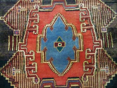 A STUNNING VINTAGE HAND MADE SENEH PERSIAN CARPET WITH RARE DESIGN - 72CM X 55CM