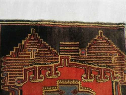 A STUNNING VINTAGE HAND MADE SENEH PERSIAN CARPET WITH RARE DESIGN - 72CM X 55CM