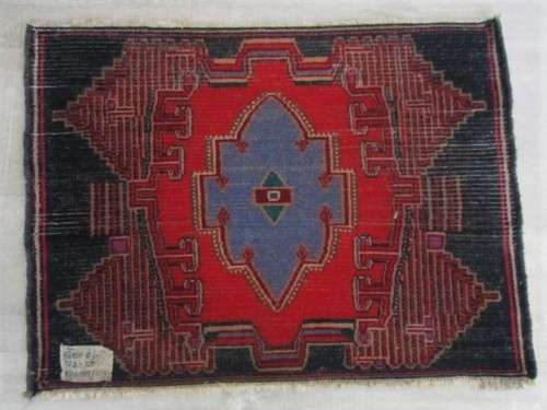 A STUNNING VINTAGE HAND MADE SENEH PERSIAN CARPET WITH RARE DESIGN - 72CM X 55CM