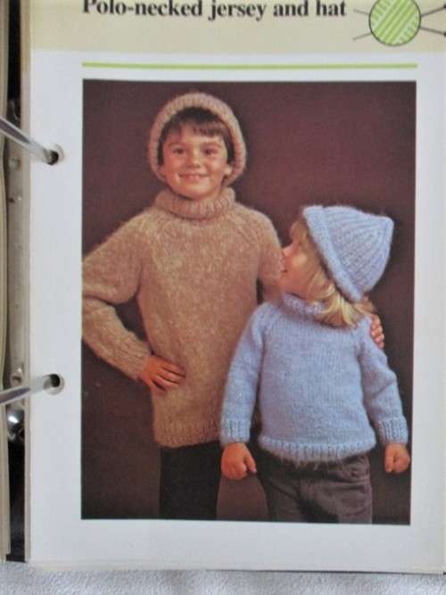 FOR THE KNITTING LOVERS - AN OLDHAMS ARCH FILE CONTAINING KNITTING TECHNIQUES AND OVER 65 PATTERNS