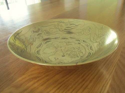 VINTAGE HEAVY (1.2Kg) CHINESE BRASS BOWL DEPICTING TWO DRAGONS CHASING A FLAMING PEARL - SIGNED