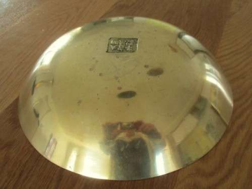 VINTAGE HEAVY (1.2Kg) CHINESE BRASS BOWL DEPICTING TWO DRAGONS CHASING A FLAMING PEARL - SIGNED