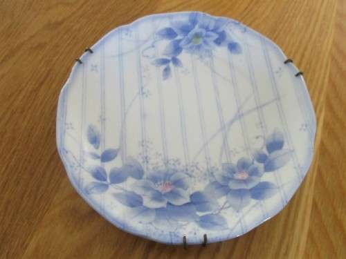 A SMALL PRETTY BLUE AND WHITE PORCELAIN DISPLAY PLATE WITH HANGER - JAPANESE?