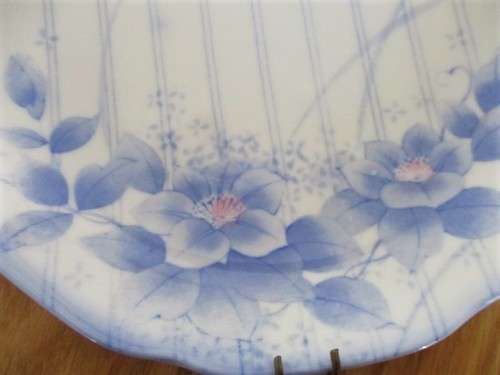 A SMALL PRETTY BLUE AND WHITE PORCELAIN DISPLAY PLATE WITH HANGER - JAPANESE?