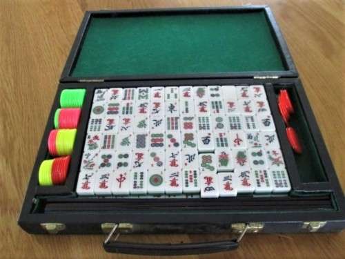 NOT OFTEN FOUND! COMPLETE CHINESE MAHJONG BOARD GAME IN CASE!