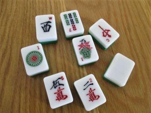 NOT OFTEN FOUND! COMPLETE CHINESE MAHJONG BOARD GAME IN CASE!