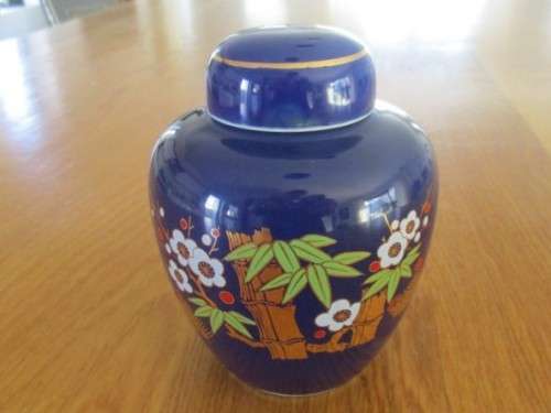 A PRETTY COBALT BLUE GINGER JAR WITH GOLD GILT DESIGN
