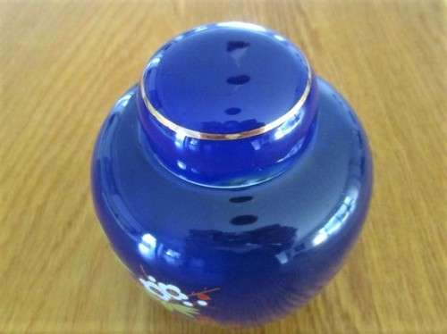 A PRETTY COBALT BLUE GINGER JAR WITH GOLD GILT DESIGN