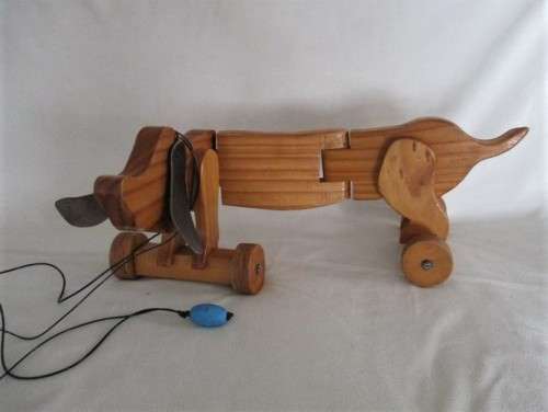A VINTAGE 51CM LONG WOODEN DACHSHUND PULL-ALONG WITH MOVEABLE BODY