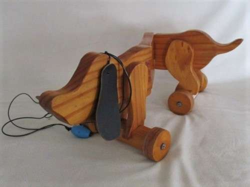 A VINTAGE 51CM LONG WOODEN DACHSHUND PULL-ALONG WITH MOVEABLE BODY