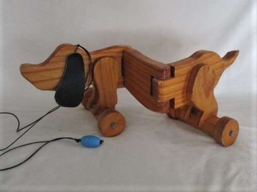 A VINTAGE 51CM LONG WOODEN DACHSHUND PULL-ALONG WITH MOVEABLE BODY