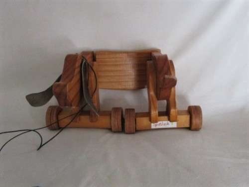 A VINTAGE 51CM LONG WOODEN DACHSHUND PULL-ALONG WITH MOVEABLE BODY