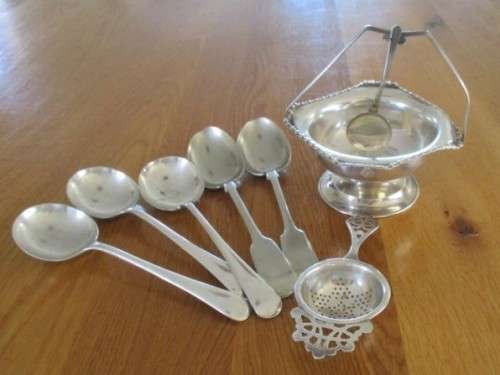 A JOB LOT OF VINTAGE SILVER PLATED ITEMS