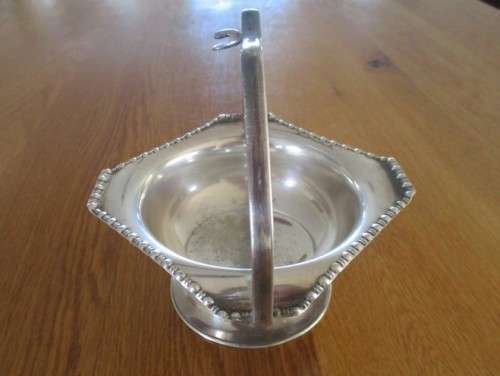 A JOB LOT OF VINTAGE SILVER PLATED ITEMS