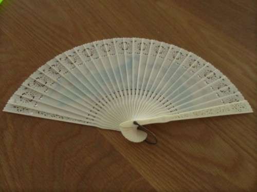 A VINTAGE ORNATE CHINESE FAN - SIGNED