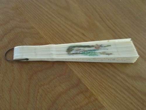 A VINTAGE ORNATE CHINESE FAN - SIGNED