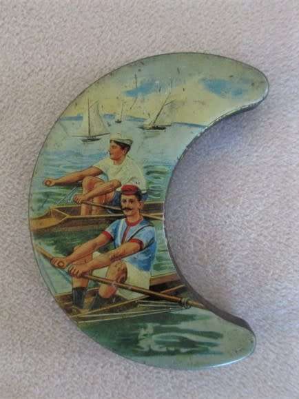 A SMALL HIGHLY COLLECTABLE AND VERY UNUSUAL VINTAGE LACKERLI HUUS, SWITZERLAND MINT TIN