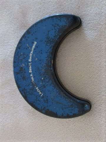 A SMALL HIGHLY COLLECTABLE AND VERY UNUSUAL VINTAGE LACKERLI HUUS, SWITZERLAND MINT TIN