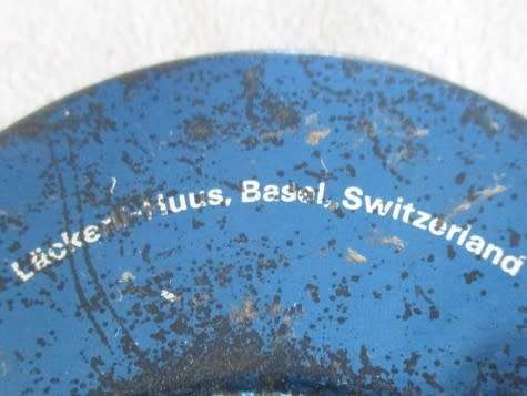 A SMALL HIGHLY COLLECTABLE AND VERY UNUSUAL VINTAGE LACKERLI HUUS, SWITZERLAND MINT TIN