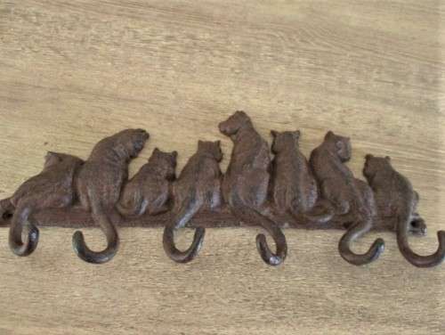 SO UNIQUE!! A CAST IRON 6  HOOK WALL RACK WITH CATS' TAILS AS HOOKS FOR KEYS/COATS/TOWELS!