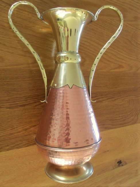A STUNNING VERY LARGE COPPER AND BRASS VASE IN GREAT CONDITION (PLEASE DISREGARD REFLECTIONS)