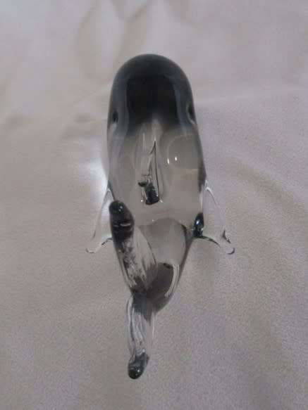 STUNNING LARGE NGWENYA GLASS WHALE (DIFFICULT TO PHOTOGRAPH BUT NO DAMAGE)