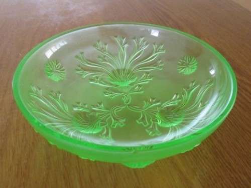 AN EXQUISITE VINTAGE ART DECO GLASS DISH - DELICATE GREEN WITH RAISED DANDELION DESIGN