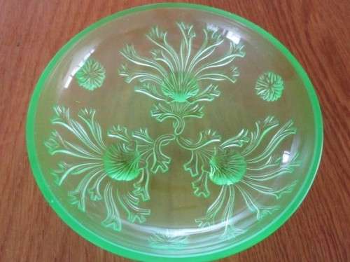 AN EXQUISITE VINTAGE ART DECO GLASS DISH - DELICATE GREEN WITH RAISED DANDELION DESIGN