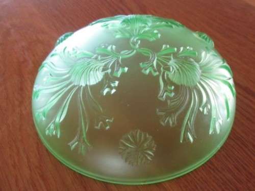 AN EXQUISITE VINTAGE ART DECO GLASS DISH - DELICATE GREEN WITH RAISED DANDELION DESIGN
