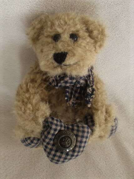 A CUTE FULLY JOINTED MINIATURE BOYDS BEAR WITH BOYDS BUTTON