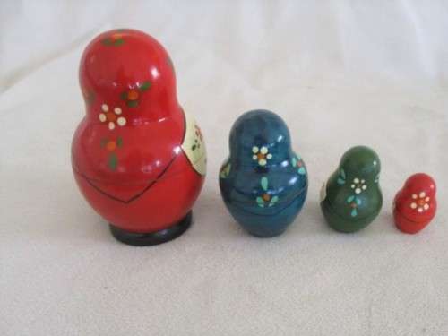 A VINTAGE FOUR PIECE HAND PAINTED MATRYOSHKA/BABUSHKA NESTING DOLL SET - SIGNED