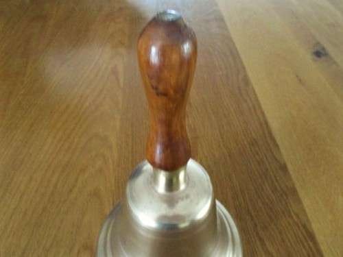 AN OLD, LARGE SOLID BRASS AND WOOD SCHOOL BELL IN GREAT CONDITION - DIAMETER 14CM