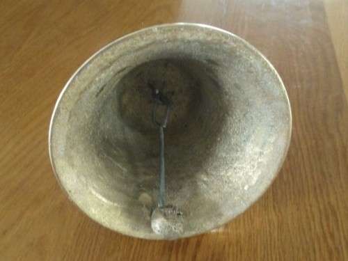 AN OLD, LARGE SOLID BRASS AND WOOD SCHOOL BELL IN GREAT CONDITION - DIAMETER 14CM
