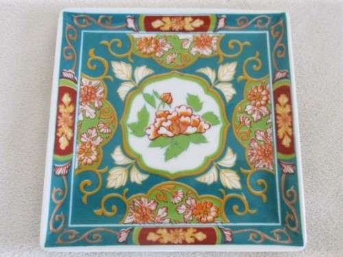 A PRETTY SMALL SQUARE SHAPED IMPERIAL HOKKAIDO IMARI PLATE