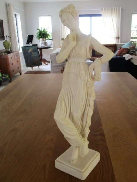 LARGE STATUE OF GRECIAN LADY IN GREAT CONDITION