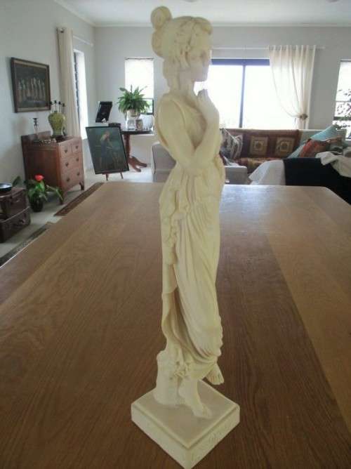LARGE STATUE OF GRECIAN LADY IN GREAT CONDITION