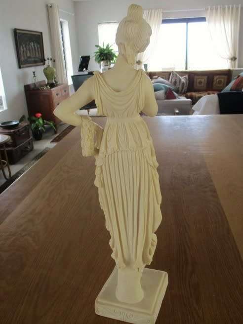 LARGE STATUE OF GRECIAN LADY IN GREAT CONDITION