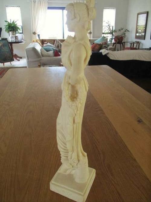 LARGE STATUE OF GRECIAN LADY IN GREAT CONDITION