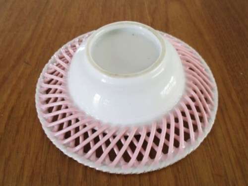 A BEAUTIFUL DELICATE, FEMININE ASHTRAY