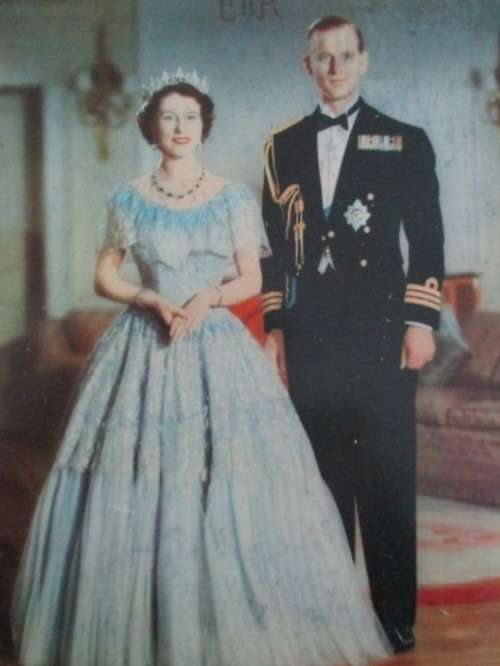 1953 TIN - QUEEN ELIZABETH & PRINCE PHILLIP - MANUFACTURED IN S.A. UNDER LICENCE BY EDWARD SHARP