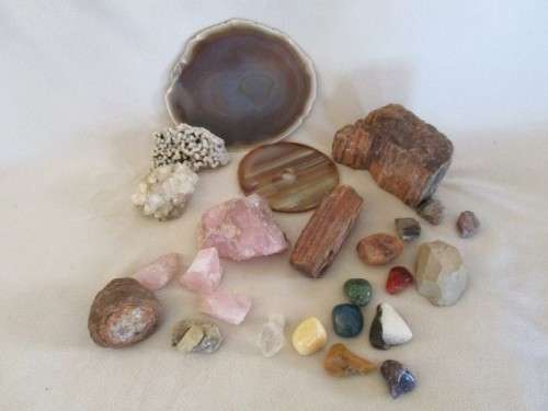A COLLECTION OF ROUGH GEMSTONE ROCKS, CRYSTALS AND LARGER SIZE TUMBLE STONES
