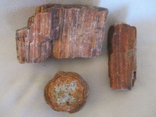 A COLLECTION OF ROUGH GEMSTONE ROCKS, CRYSTALS AND LARGER SIZE TUMBLE STONES