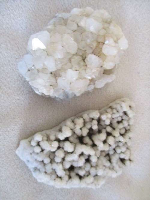 A COLLECTION OF ROUGH GEMSTONE ROCKS, CRYSTALS AND LARGER SIZE TUMBLE STONES