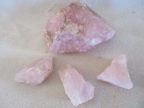 A COLLECTION OF ROUGH GEMSTONE ROCKS, CRYSTALS AND LARGER SIZE TUMBLE STONES