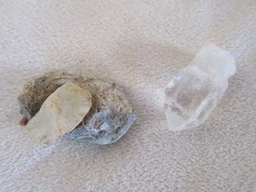 A COLLECTION OF ROUGH GEMSTONE ROCKS, CRYSTALS AND LARGER SIZE TUMBLE STONES