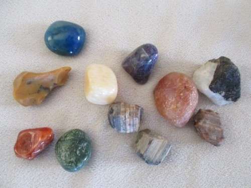 A COLLECTION OF ROUGH GEMSTONE ROCKS, CRYSTALS AND LARGER SIZE TUMBLE STONES